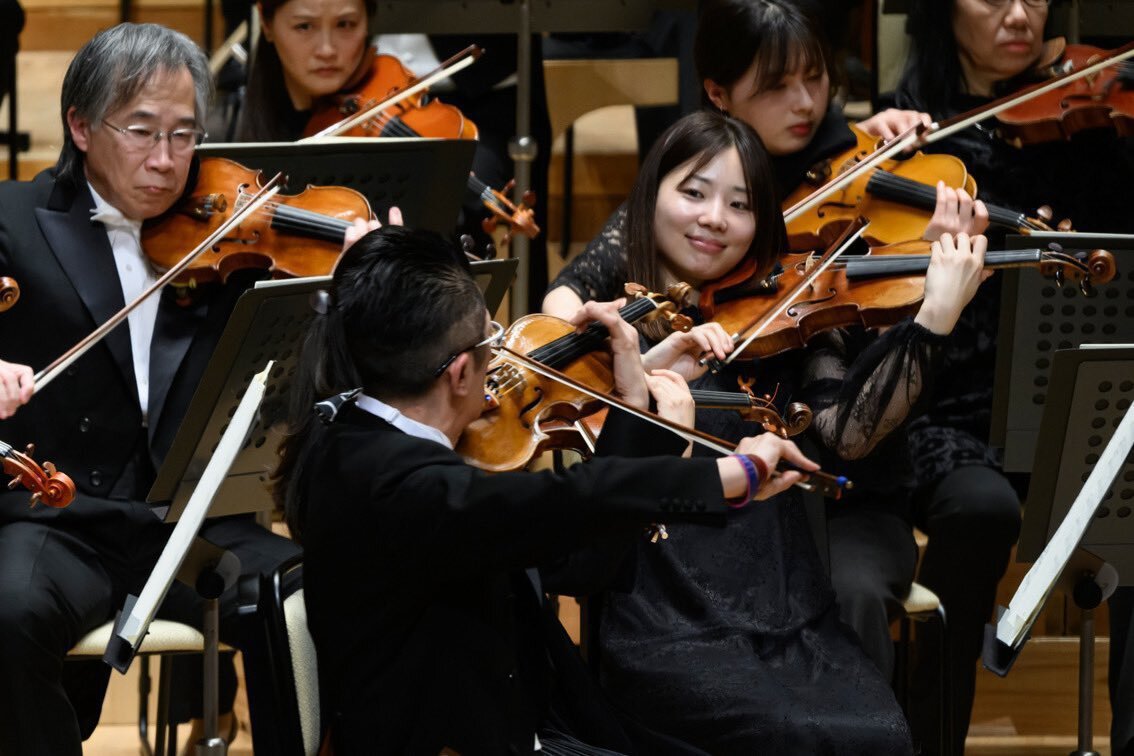 神奈川フィルの演奏会でバイオリンを弾く直江さん
